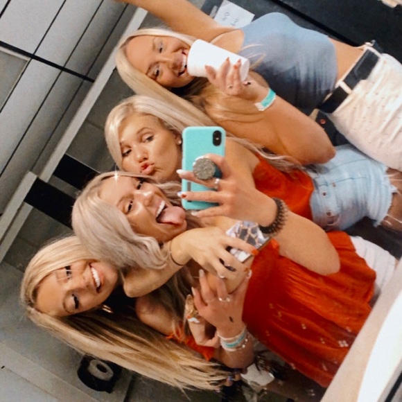 Meet your Posher, Alyssa👑 - Picture 11 of 13